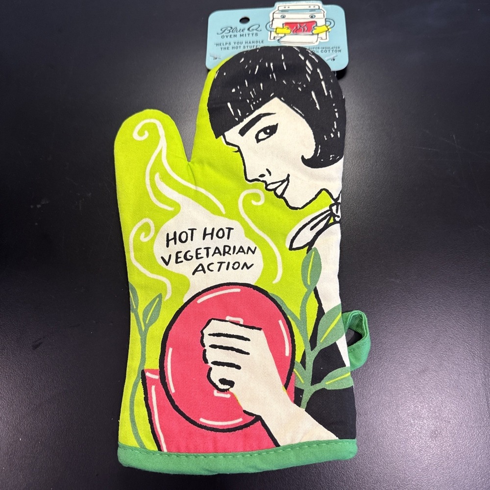 NEW  Blue Q Oven Mitt‎ "Hot Hot Vegetarian Action " Retro Funny Gift